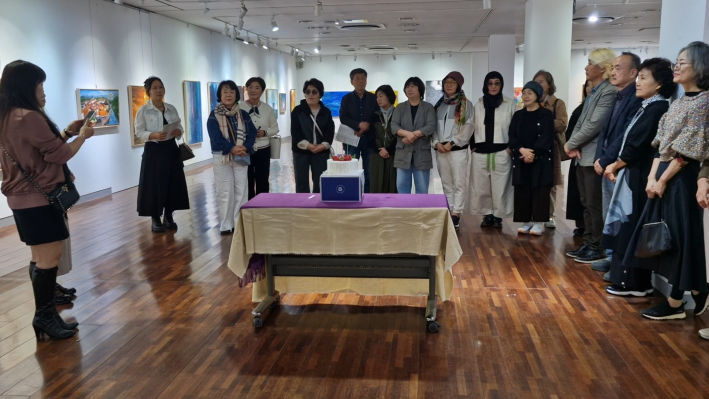 오픈식을 하고 있는 전시회장안 풍경 