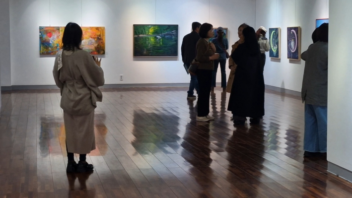 관람객들이 함께한 전시장 안 풍경