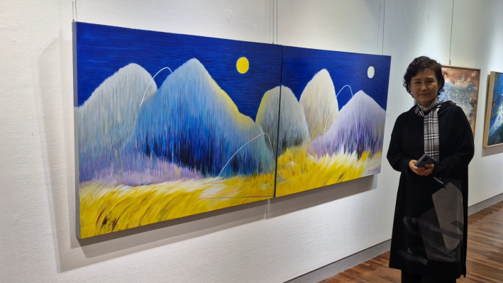 오혜련 작가의 작품 '십장생을 품은 일월오봉도'이다.