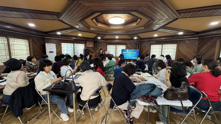 노인맞춤돌봄 종사자 심리안정 프로그램 '자화상 그리기' 체험 모습