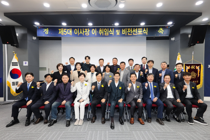 사진)이재준 수원시장(앞줄 오른쪽 4번째부터), 서진천 전임 이사장, 정인 신임 이사장, 백혜련 의원등 참석자들이 기념 촬영을 하고 있다.    