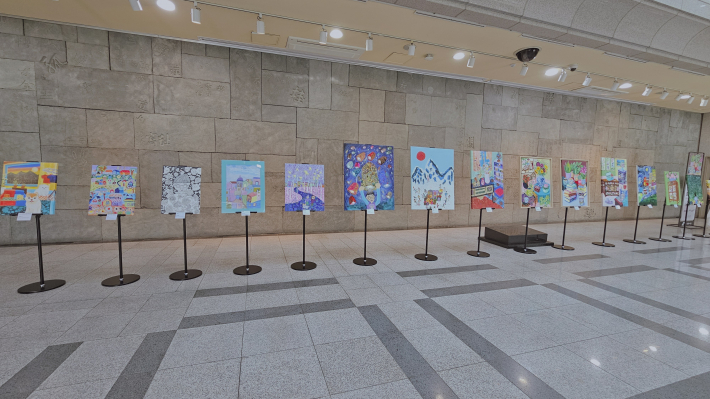 이시형 작가의 개인전 '선이 결이 될 때' 