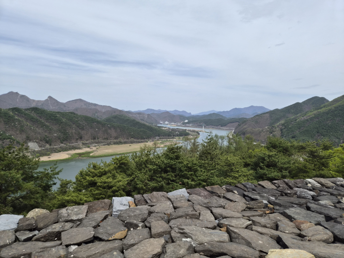 충청북도 단양에 있는 적성산성, 산성 뒤로 남한강이 보인다.