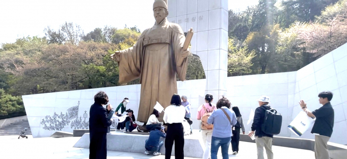 시민추진단이 정조대왕 동상에 올라 소원 성취 스토리텔링 체험