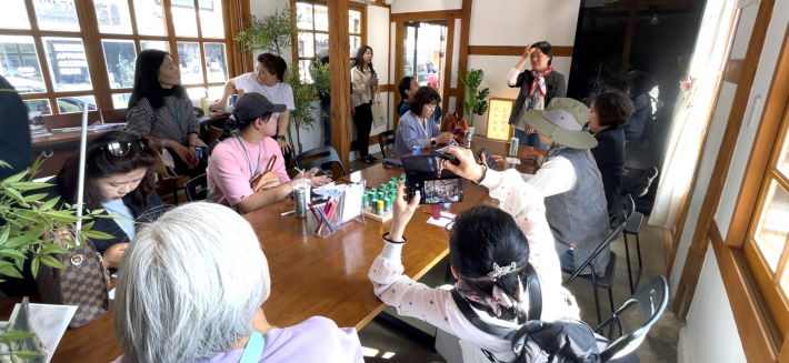 행궁 사랑채 내부에서 시민추진단이 활동 소감