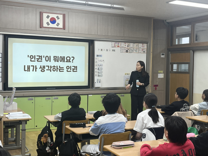 사진)수원시 시민인권보호관이 초등학생을 대상으로 인권교육을 하고 있다.    