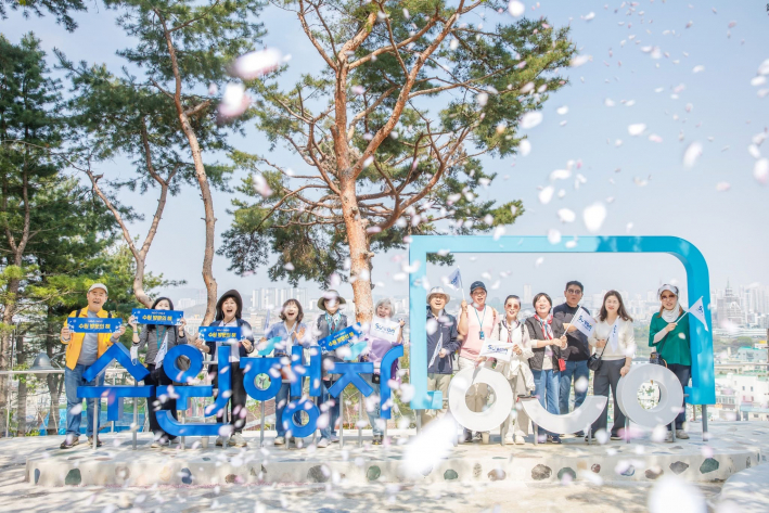 포토명소에서 시민들이 사진을 촬영