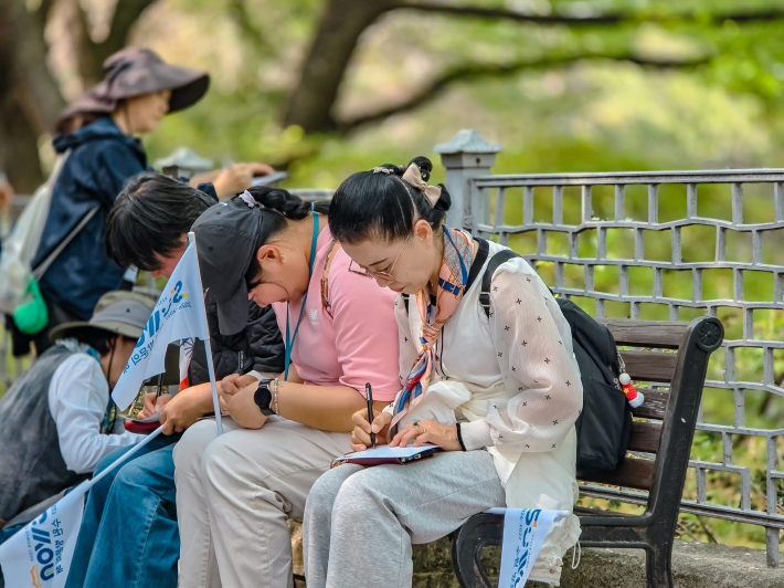 남포루 느린우체통 앞에서 시민들이 엽서를 작성