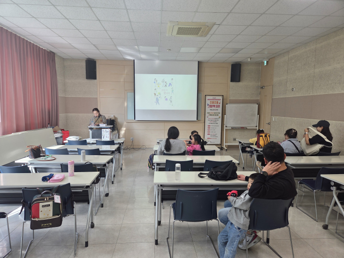 한림도서관 강당에서 진행된 '조물조물 그림책 요리' 수업이 시작되기 전 유아와 보호자들의 모습