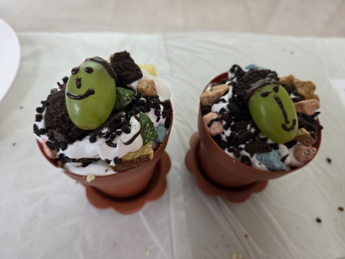 카스테라와 오레오를 활용해 완성된 화분 컵케이크