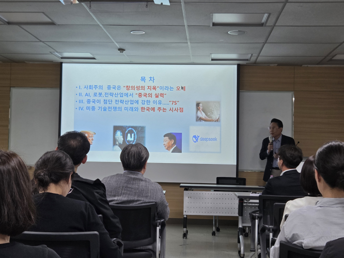 전병서 중국경제금융연구소장이 목차를 소개 중이다