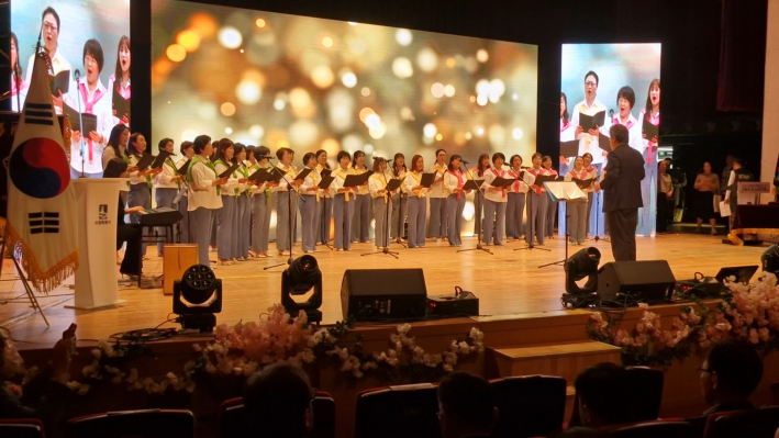 '내일로 가는 계단'과 '아이 캔 필더 리듬' 두 곡을 선보이는 소리야 합창단