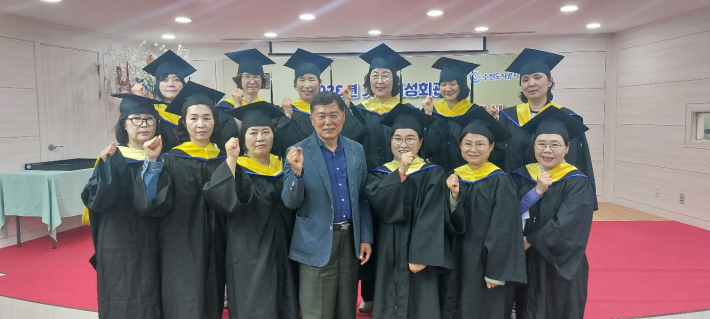 제1기 수료생의 단체 기념 사진  