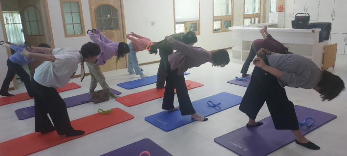 요가 수업 장면