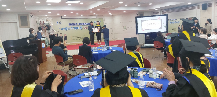 아카데미 전과정 수료자에게는 수원도시공사 이영인 사장의 수료증이 수여됐다.