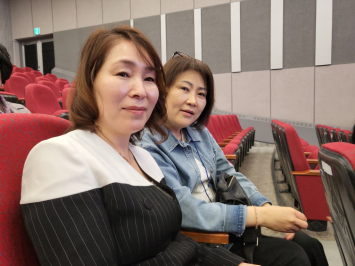 새로운 네트워킹을 통해 더 넓은 관계를 만들어가고 싶다는 입학 소감을 밝힌 심옥심·임정희 씨.