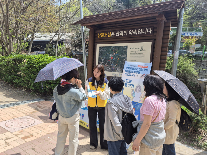 수원시 장안구보건소가 '모기·진드기 매개 감염병 예방 캠페인'을 펼치고 있다.     
