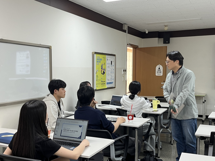 과제에 대해 학생들과 대화하는 윤창근 교수의 모습