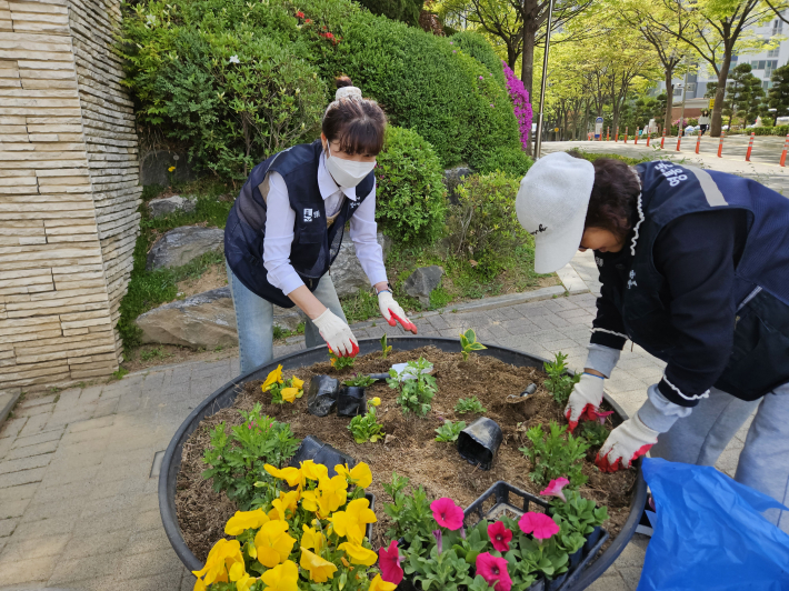 영통3동, 새봄맞이 주민과 함께하는 손바닥정원 정비