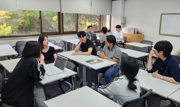 과제에 대해 피드백을 받고 있는 학생들의 모습