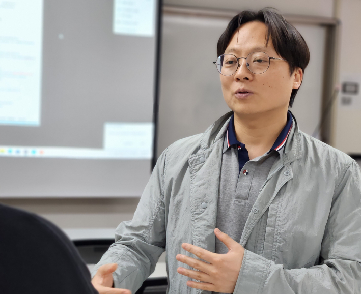 윤창근 아주대 교수가 수업 취지를 설명하고 있다.