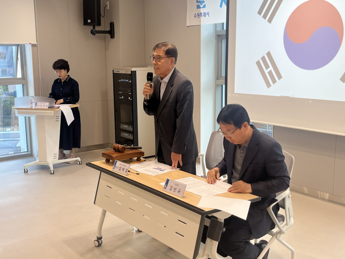 프로그램 운영 방향을 논의하는 주민자치회 위원들