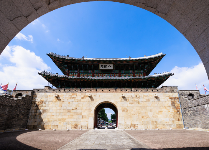 수원화성 팔달문, 신라 산성의 현문과 달리 평지에 문이 있어 출입이 쉽다. 문을 보호하기 위해 옹성을 쌓았다.