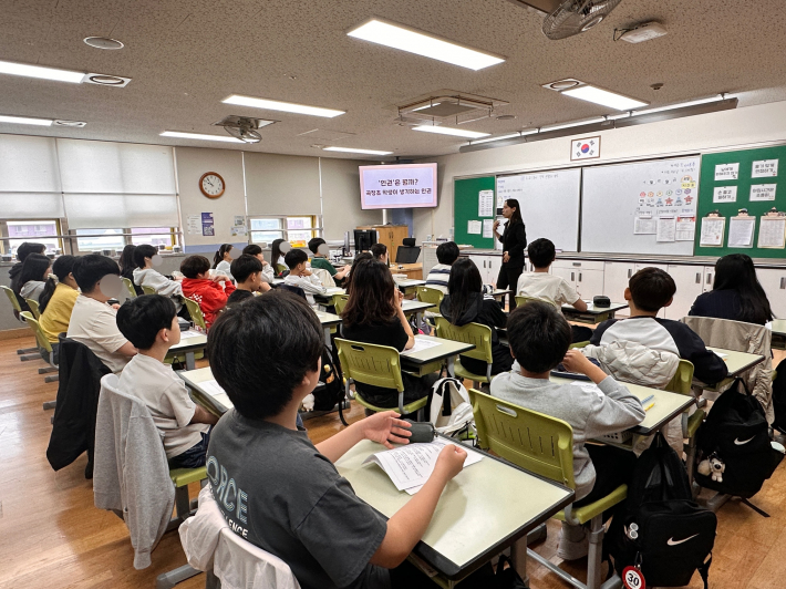 곡정초등학교 6학년 7반 학생들이 시민인권보호관의 설명에 귀를 기울이며 아동 인권 교육에 적극적으로 참여하고 있다.
