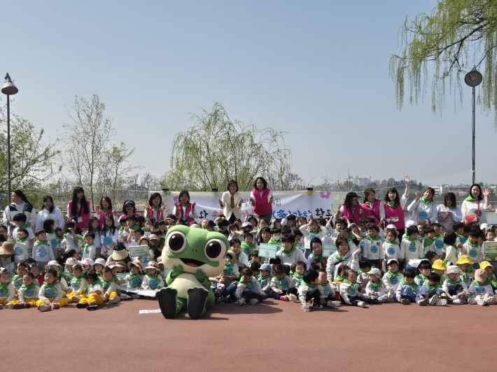 수원새빛형어린이집 원아들과 교직원들이 공원에서 '다가치 인성활동'에 참여해 기념촬영을 하고 있다.