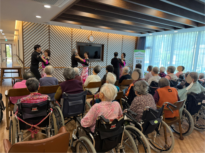 노블레스아모르파티요양원에서 재능봉사단 댄스팀 공연이 한창이다. 