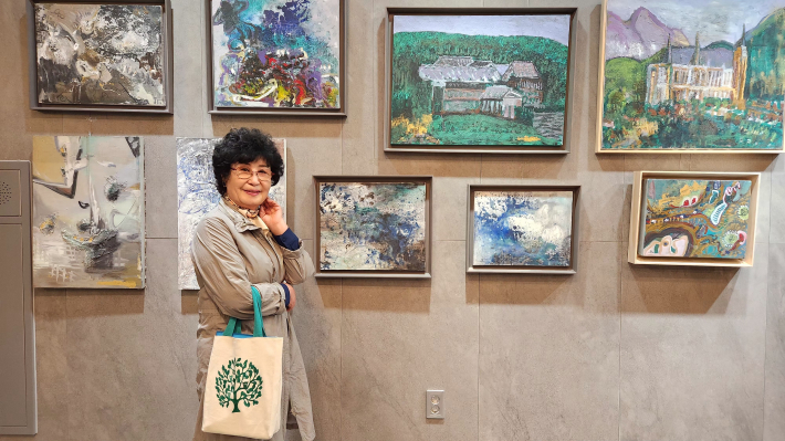 행궁동 최수아 주민이 이순옥 화가 초대 개인전을 감상하며 인터뷰에 응하고 있다.