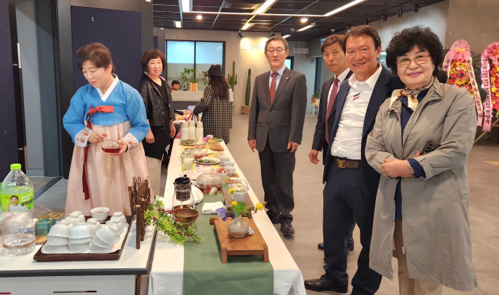 박영순 행궁동 주민자치회장(왼쪽)을 비롯한 내빈들이 초대되어 환한 웃음을 짓고 있다.