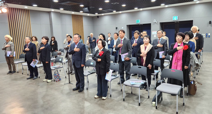 나해석의 탄신 130주년을 기념하는 행사에서 국민의례를 시작하고 있는 모습이다.