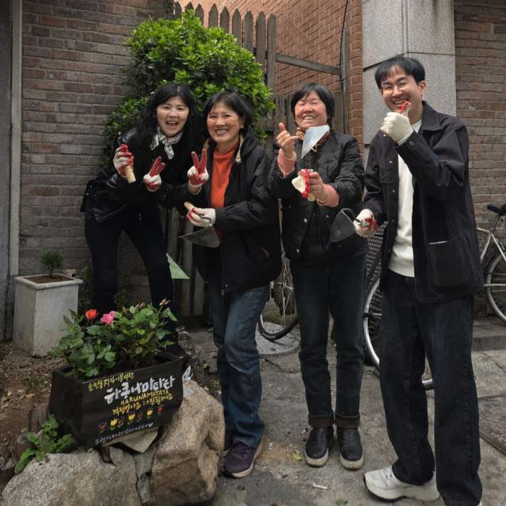 손바닥 정원을 조성하고, 기념사진 한장 추억으로 남기다.