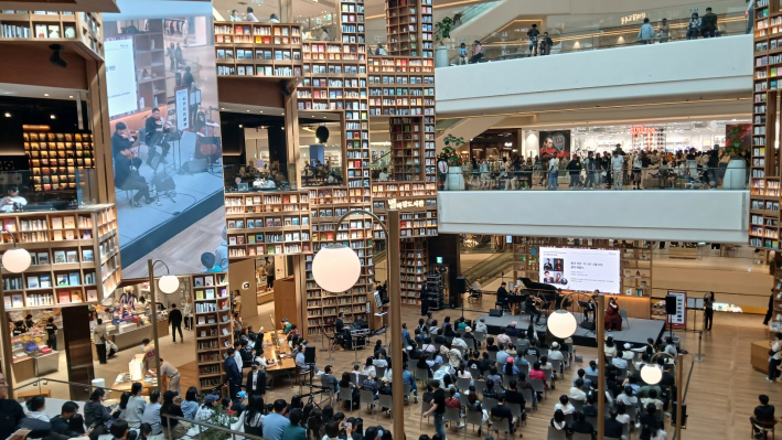 별마당 도서관 4층부터 7층까지 관람하는 관객들