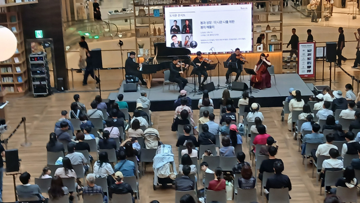 진지하게 음악 콘서트를 감상하는 많은 관객들