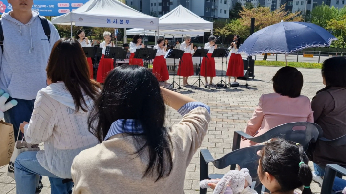 매탄3동 동아리 '매여울 오카리나'의 연주