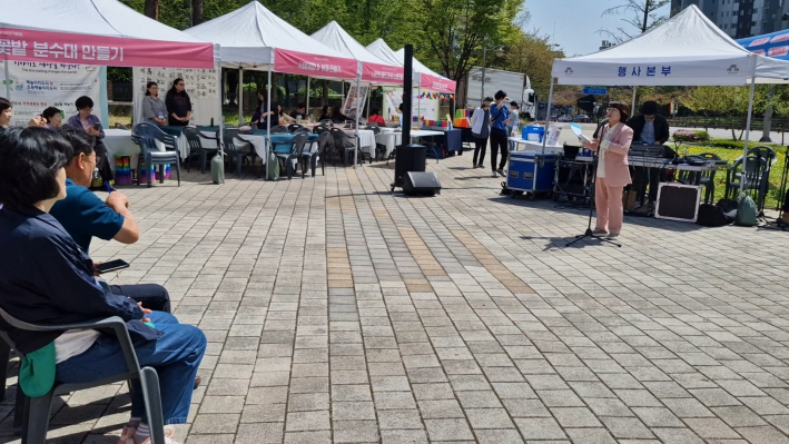 한 편의 시로 이 시간을 연 수원시도서관사업소 최현주 소장