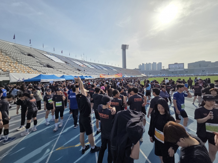 출발전, 몸을 푸는 마라토너들