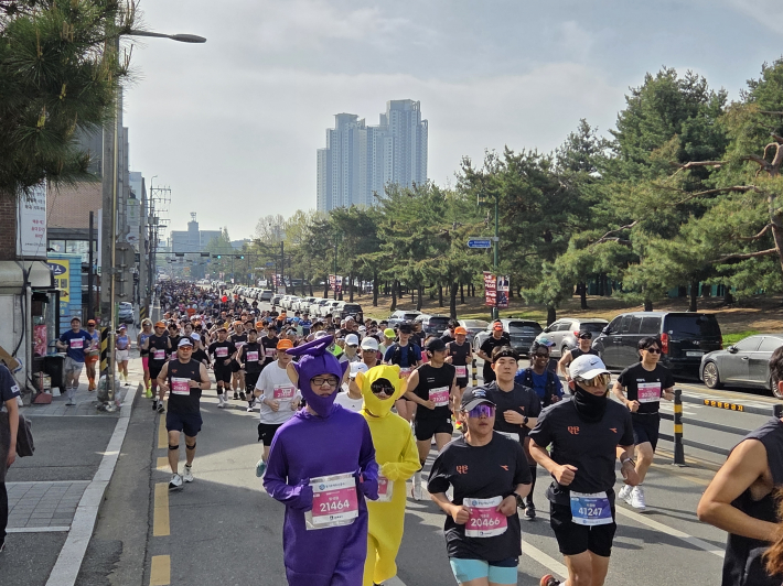 스포츠메카도시 수원 시내를 달린 마라토너들