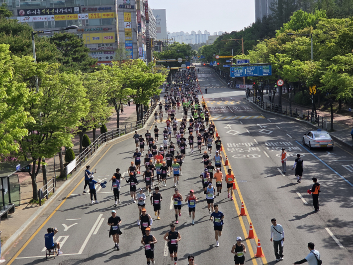 스포츠메카도시 수원 시내를 달린 마라토너들