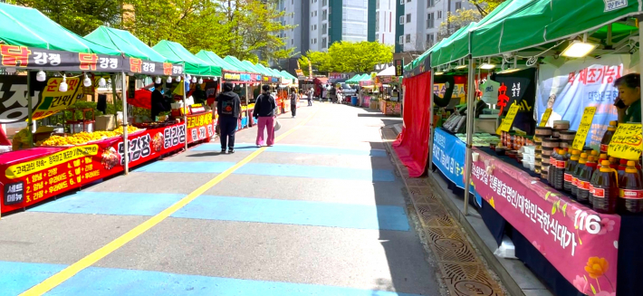 천막 및 푸드트럭에서 다양한 먹거리를 구경하는 주민들