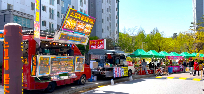 행사장 내 다양한 먹거리를 구경하는 주민들
