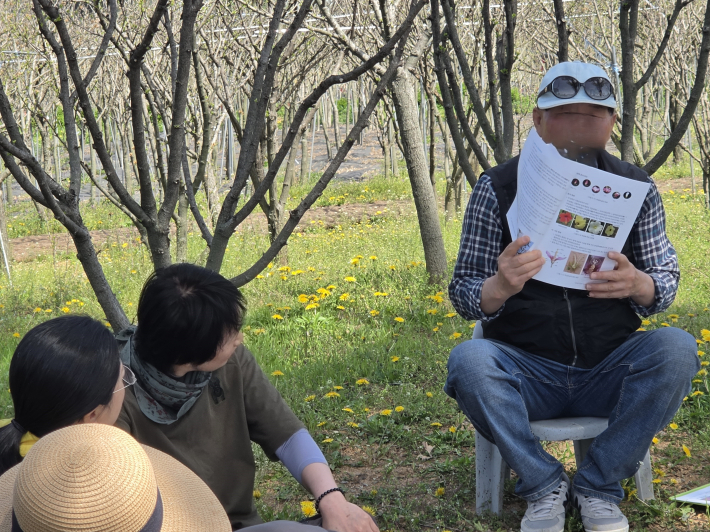 박형순 박사가 편집한 책을 들고 설명 중
