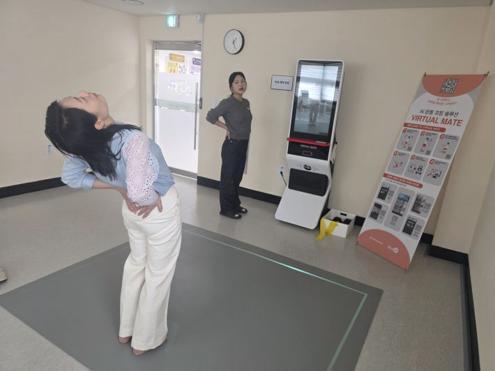 인공지능 기반 스마트 헬스케어 장비를 이용해 건강 상태를 확인할 수 있다.