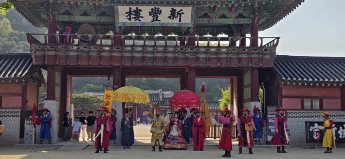 정조대왕과 혜경궁홍씨가 관람객에게 인사하고 있다.