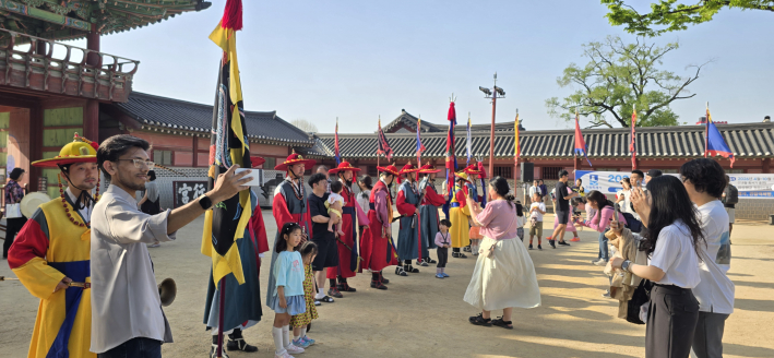 행사 후 출연진과 포토타임