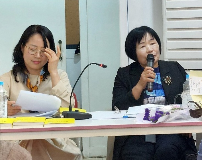 마경덕 시인(오른쪽)이 이복희 대담자의 질문에 진지하게 답하고 있다.