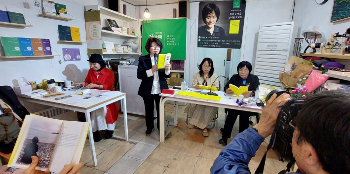 지역에서 활동하는 시인이 마 시인의 시를 낭독하고 있다.