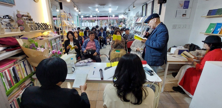 대구에서 온 시인이 마경덕 시를 낭독하고 있다.